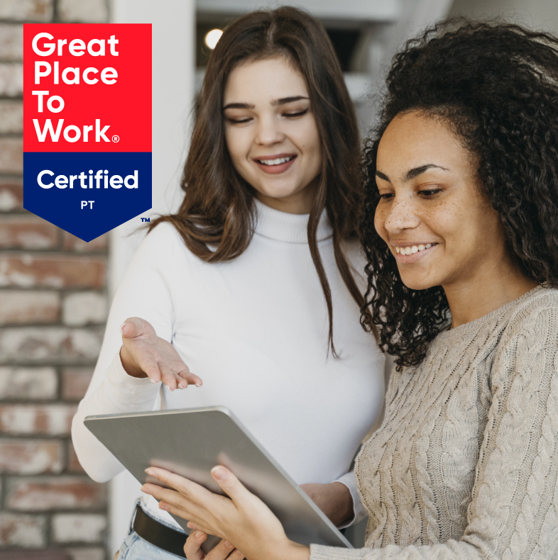 Pessoas celebram a Certificação GPTW