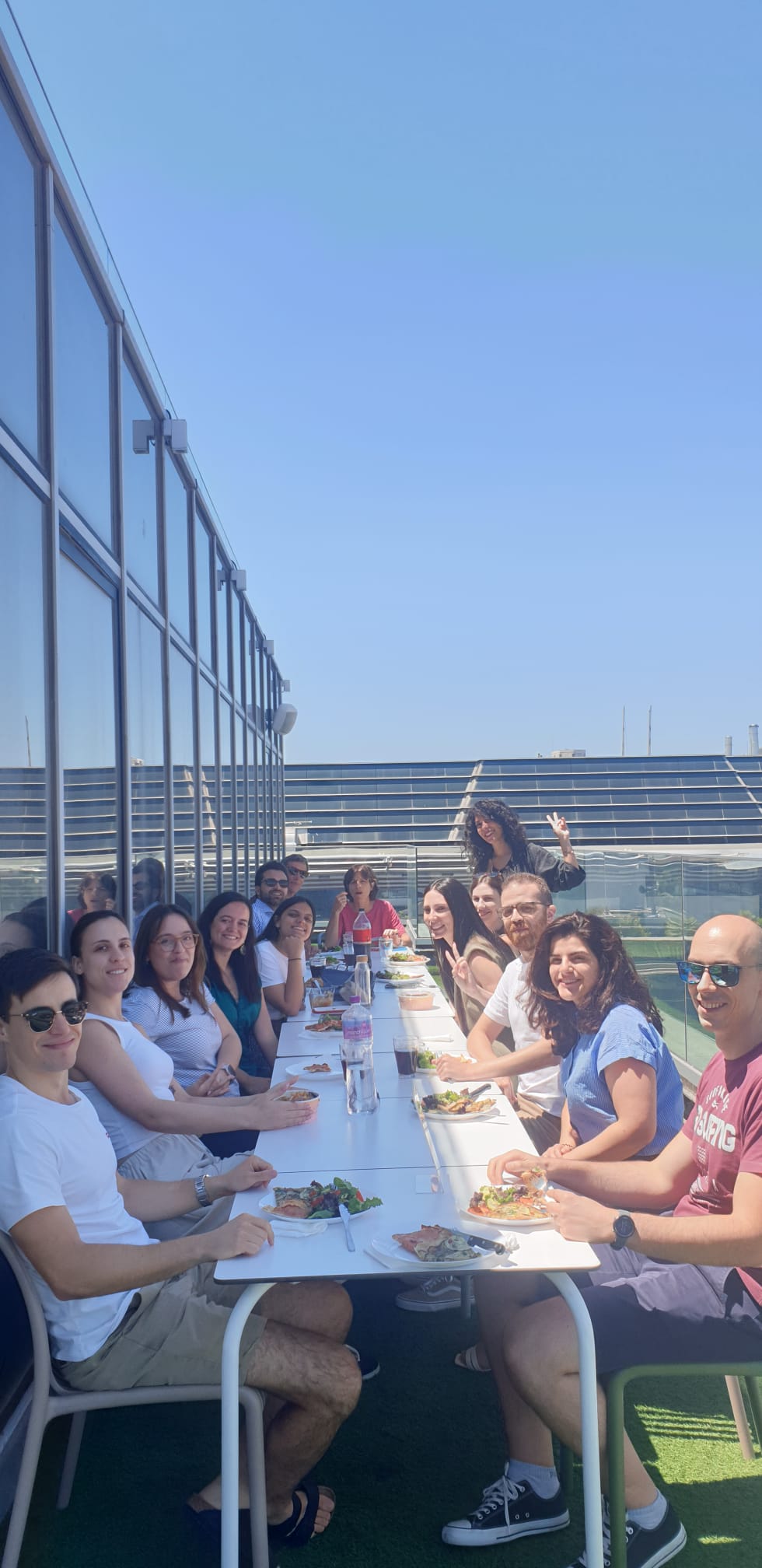 Community Lunch onde os membros se juntam para aproveitar um almoço em convívio e contribuem com um donativo.