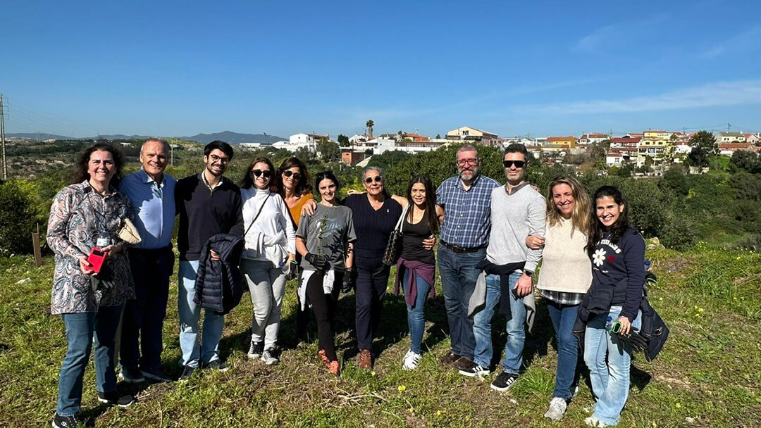 Voluntários a plantar árvores