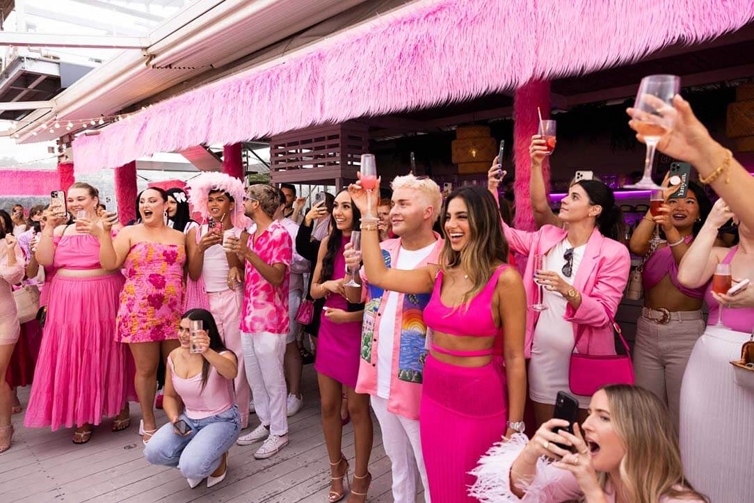 Equipas da Benefit na Austrália e Nova Zelândia a celebrar o lançamento de um produto.