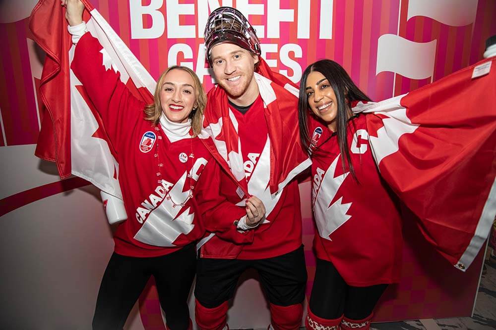Membros da equipa do Canadá a demonstrar o seu orgulho canadiano num evento da Benefit.
