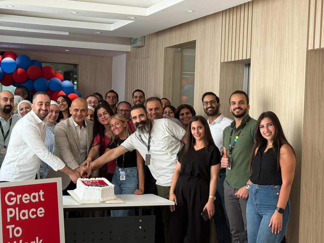 Colegas na Jordânia celebram a certificação Great Place to Work da empresa.