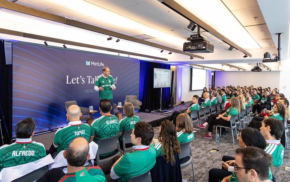 O CEO da MetLife, Michel Khalaf, conduz uma reunião global com todos os colaboradores, a partir do escritório da Cidade do México.