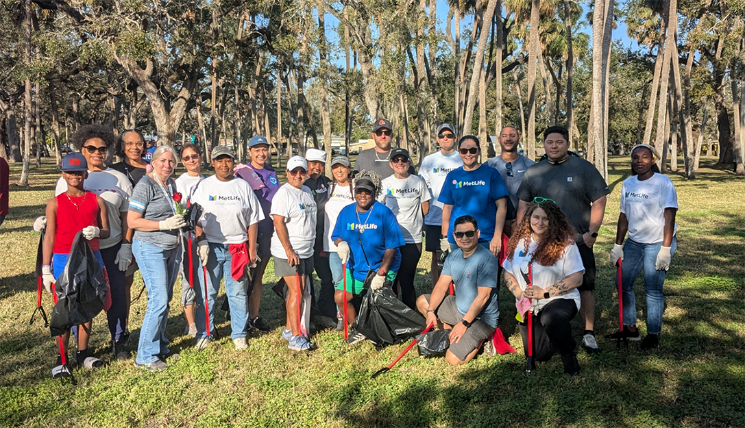 Colaborador da MetLife participa como voluntário num dia de limpeza de parques em Tampa, Flórida.