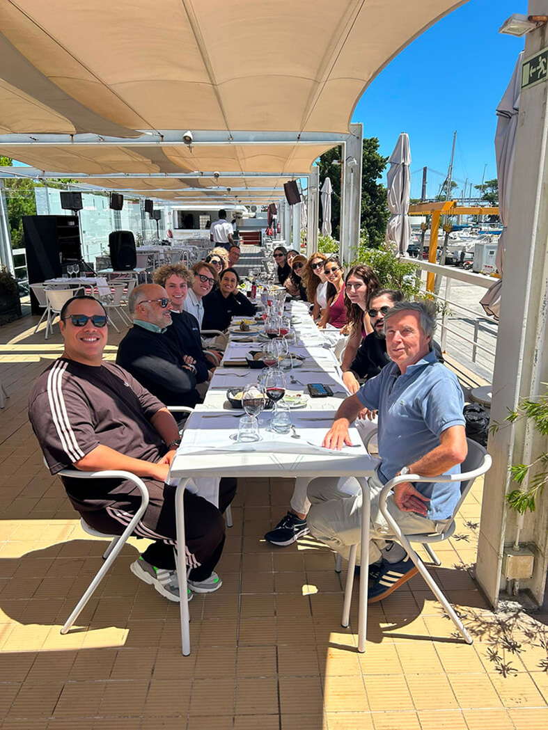 Almoço de equipa em Belém, num momento descontraído de concívio