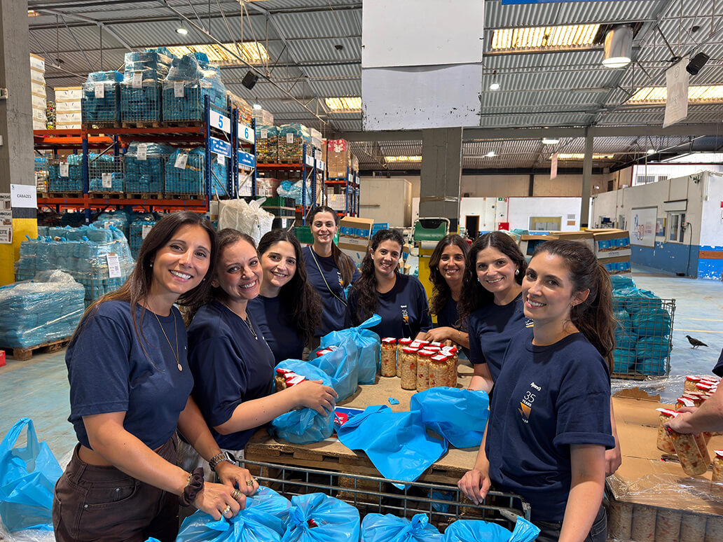 Os membros da equipa da Ryan Portugal separam e embalam alimentos no Banco Alimentar do Porto.