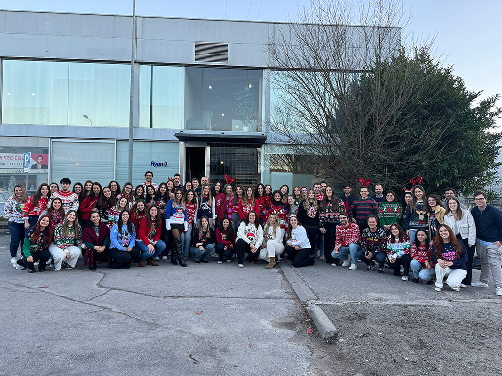 Os membros da equipa da Ryan Portugal celebram as festas de fim de ano com camisolas festivas e momentos de convívio.