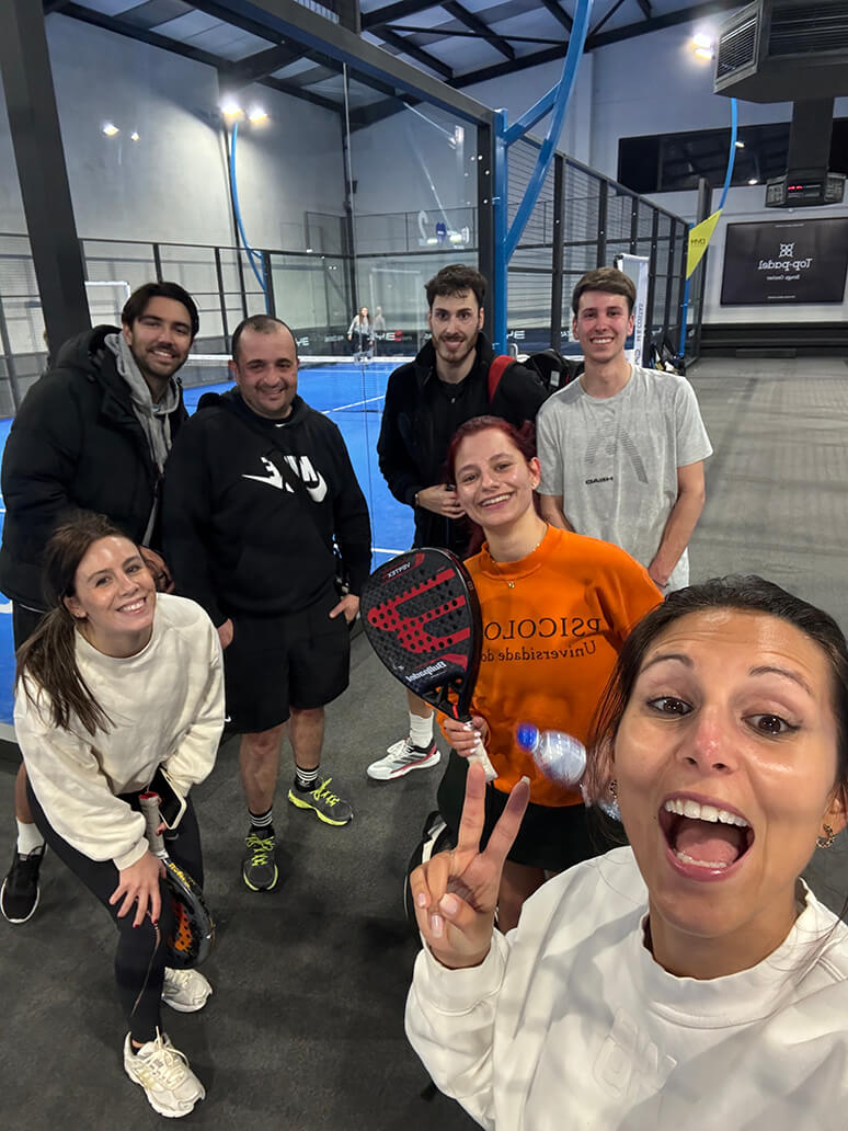 Os membros da equipa da Ryan Portugal reúnem-se para um jogo amigável de padel.