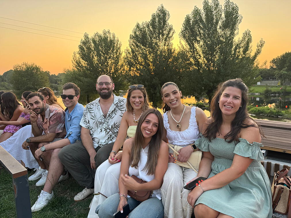 Os membros da equipa da Ryan Portugal reúnem-se para uma noite de conversa e convívio.