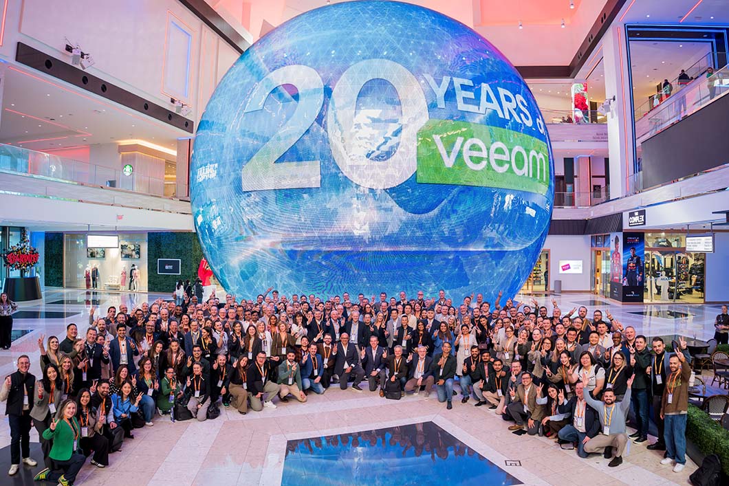 Equipa da Veeam a celebrar 20 anos durante o encontro anual de vendas em Las Vegas.