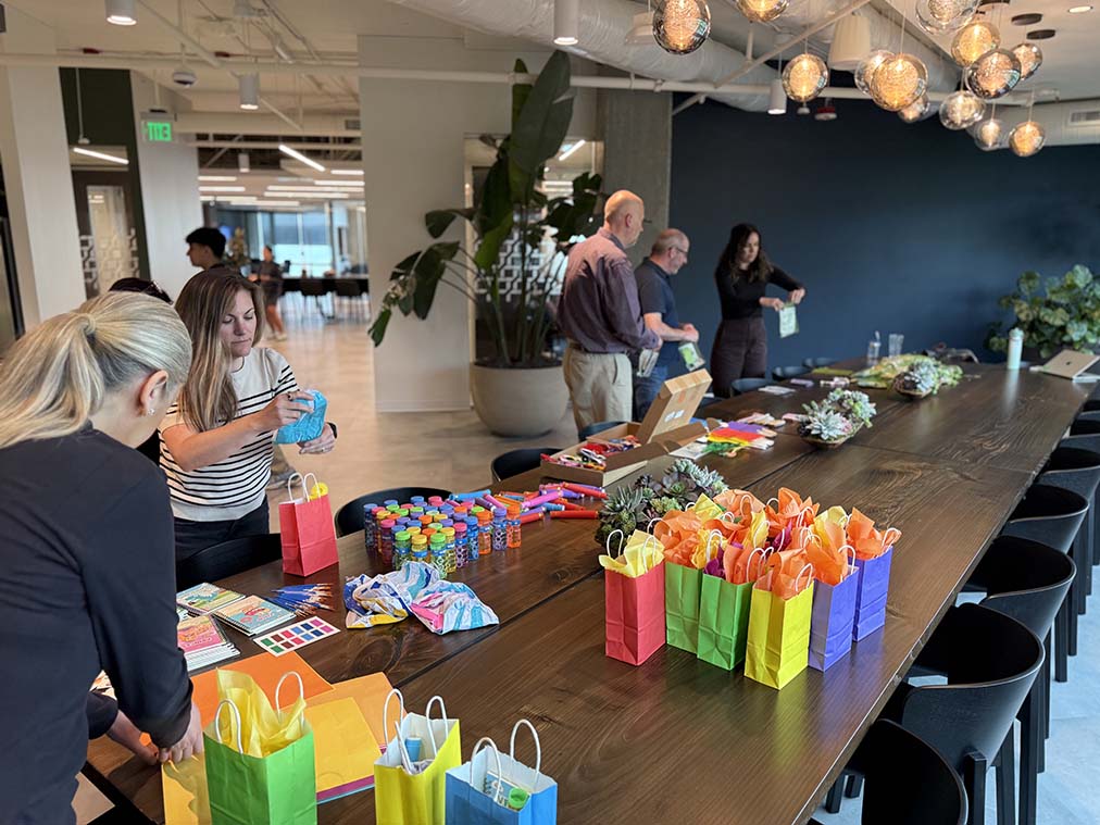 Ação de voluntariado prática no escritório da Veeam em Seattle.
